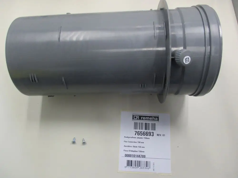 Graues Anschlussstück mit einer Verbindung für einen Durchmesser von 150 mm, hergestellt von Remeha. Zwei Schrauben liegen daneben.